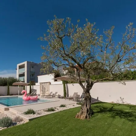 Comfort Roza In - 5 Bedroom With Pool *