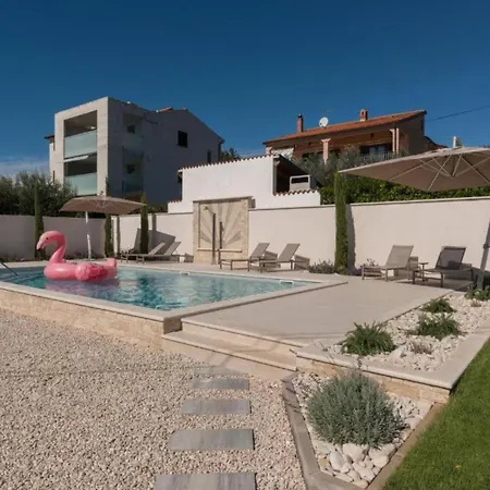 Villa Comfort Roza In - 5 Bedroom With Pool